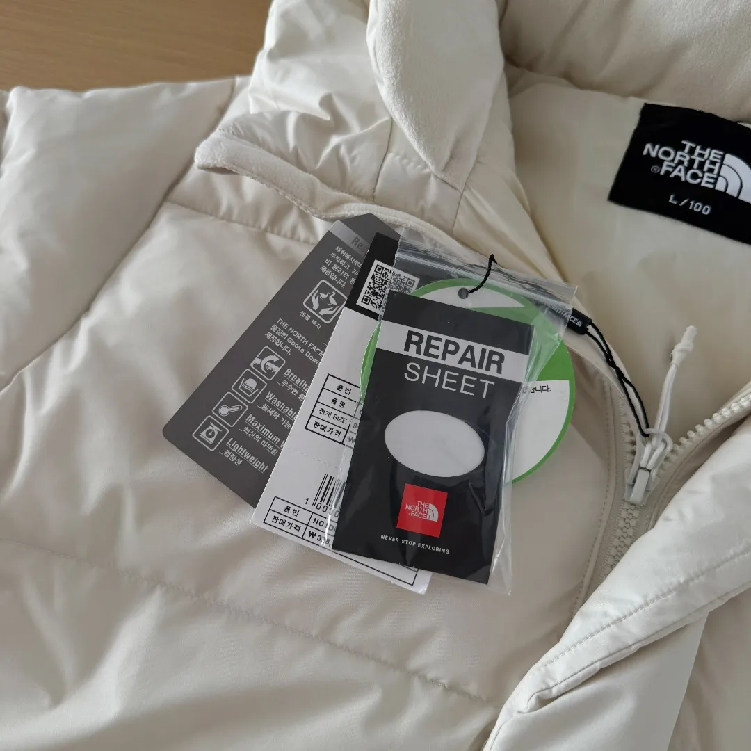 Photographed at home, please do not pass it off as a stolen photo! Style number: Y 68-𝐓𝐡𝐞 𝐍𝐨𝐫𝐭𝐡 𝐅𝐚𝐜𝐞 /F 22 North Face long down jacket Shin Min Ah Same Style ❶Fabric: Made of 100% polyester fiber, dry to the touch, water-repellent fabric. ❷Filling: It is also filled with 80% goose down, and the fluffy and warm effect is very good. ❸Embroidery: Using imported Tajima Embroidery Ten Thousand Needle Embroidery, using imported No. 7 needles and Japanese Queen Embroidery Thread to ensure that each word is full of work and has a clear three-dimensional sense. ❹The zipper is customized by Yoshida YKK original factory, with clear engraving and perfect and smooth texture. Size: XS S M L XL XXL Color: Black White